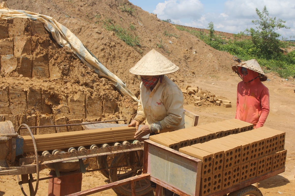 Kon Tum: Nhọc nhằn phận đời nữ phu gạch - 2 Kon Tum: Nhọc nhằn phận đời nữ phu gạch - 2