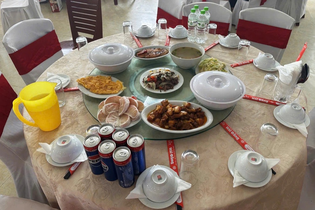 Chủ nhà hàng nấu 14 mâm cơm cảm ơn lực lượng khắc phục hậu quả bão số 10 - 2 Chủ nhà hàng nấu 14 mâm cơm cảm ơn lực lượng khắc phục hậu quả bão số 10 - 2