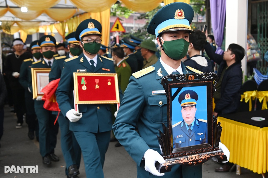 Tiễn biệt phi công Su-22 hy sinh: Bố mất rồi, sao thành gia đình được mẹ - 4 Tiễn biệt phi công Su-22 hy sinh: Bố mất rồi, sao thành gia đình được mẹ - 4