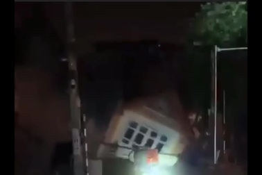 Khoảnh khắc cả ngôi nhà 2 tầng đổ sập