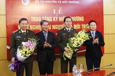 Đại tướng Trần Đại Quang nhận Kỷ niệm chương Vì sự nghiệp Tài nguyên và Môi trường