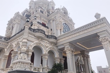 Lâu đài của đại gia Nam Định có con gái đeo vàng trĩu cổ ngày cưới