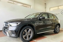 Mua ô tô gần Tết: Khách mòn mỏi chờ xe, méo mặt lo mất phí trước bạ