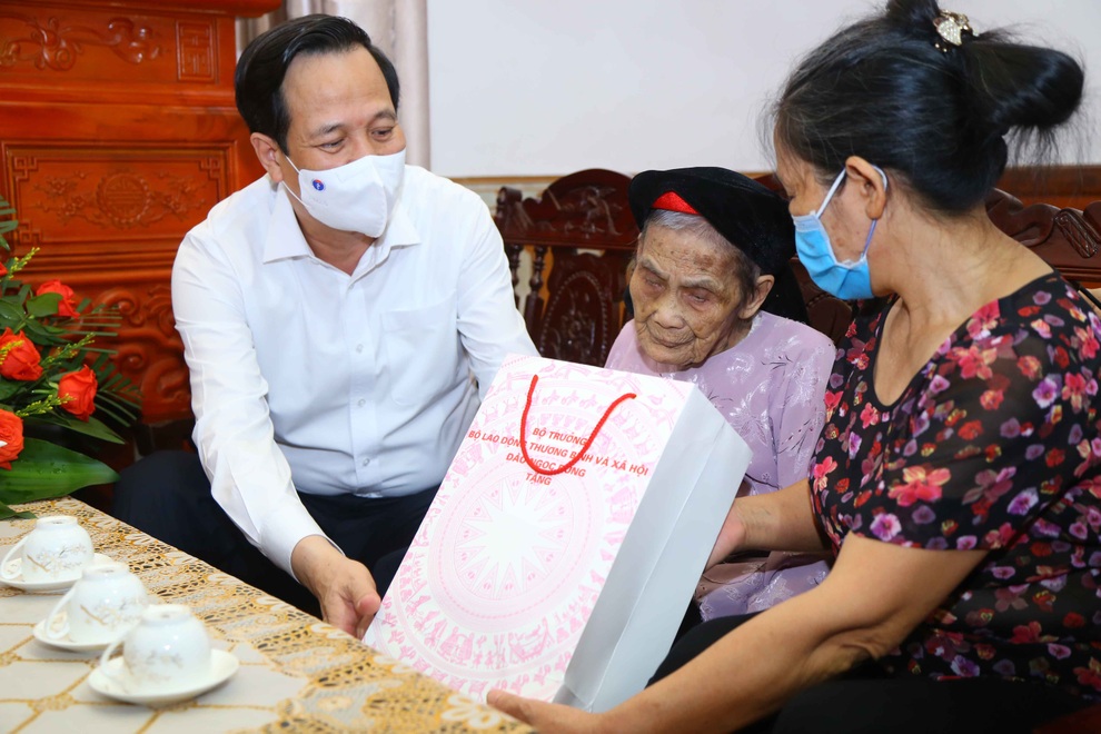 Bộ trưởng Đào Ngọc Dung tưởng niệm các anh hùng, liệt sĩ tại Thái Nguyên - 4 Bộ trưởng Đào Ngọc Dung tưởng niệm các anh hùng, liệt sĩ tại Thái Nguyên - 4