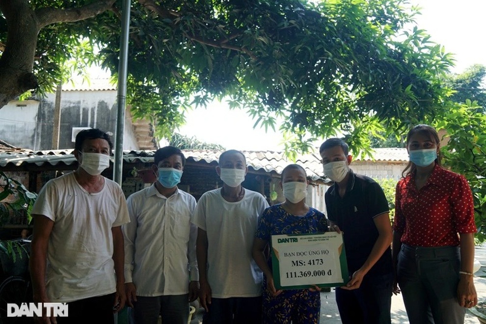 Vợ chồng ung thư xúc động trước sự giúp đỡ của bạn đọc Báo Dân trí - 1 Vợ chồng ung thư xúc động trước sự giúp đỡ của bạn đọc Báo Dân trí - 1
