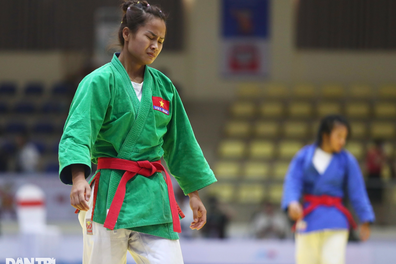 Tô Thị Trang nhận thưởng nóng sau khi giành HCV đầu tiên cho đoàn Việt Nam