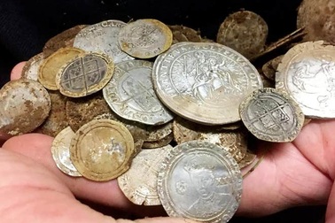 Đi tìm nhẫn cưới cho bạn, người đàn ông bất ngờ phát hiện 1 hũ vàng