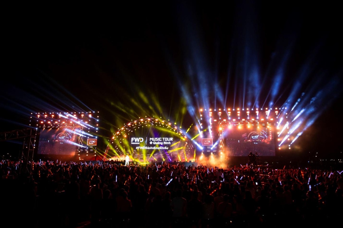 Ban Giám đốc FWD nghiêng mình tri ân khách hàng tại FWD Music Tour - 3 Ban Giám đốc FWD nghiêng mình tri ân khách hàng tại FWD Music Tour - 3