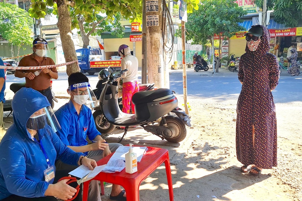 Hình ảnh lạ trong ngày đầu người dân TP Vinh đi chợ bằng thẻ - 4 Hình ảnh lạ trong ngày đầu người dân TP Vinh đi chợ bằng thẻ - 4
