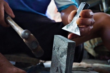 Nhọc nhằn nghề "chẻ" đá đổi cơm ở Đà Nẵng