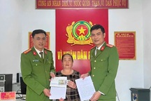 Người phụ nữ bật khóc nhận lại số tiền vừa vay ngân hàng bị đánh rơi