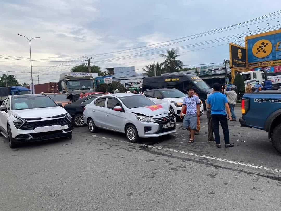 8 xe tông liên hoàn trên quốc lộ 51, kẹt xe hơn 5km - 2