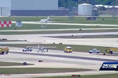 Thót tim xem khoảnh khắc hành khách tự hạ cánh xuống sân bay