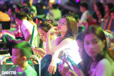 Biển người đổ về phố Tây Bùi Viện TPHCM vui chơi thâu đêm