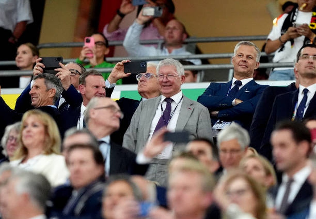 Sir Alex Ferguson và Mourinho tay bắt mặt mừng, cười nói rôm rả ở Euro 2024 - 3 Sir Alex Ferguson và Mourinho tay bắt mặt mừng, cười nói rôm rả ở Euro 2024 - 3