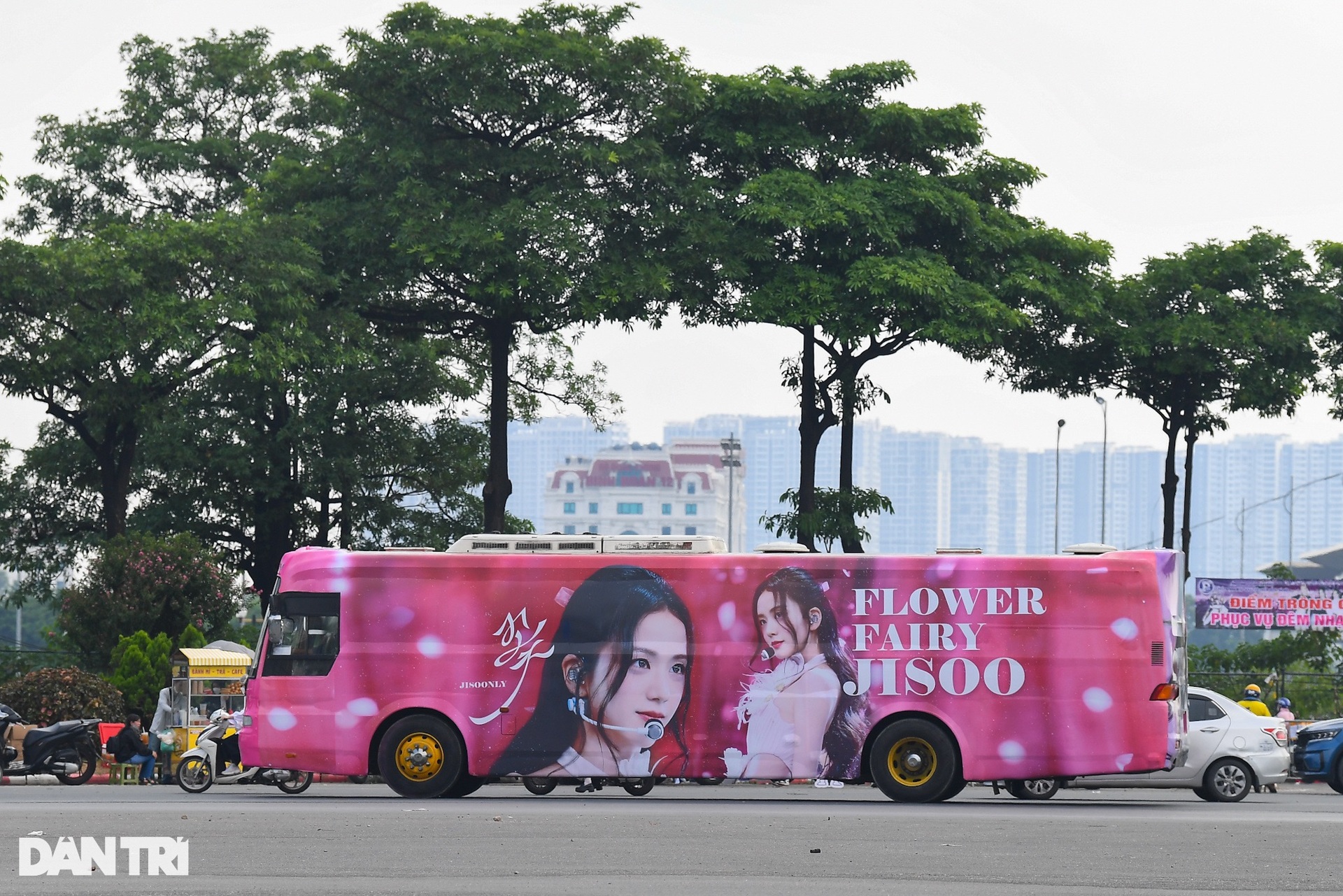 Vượt đường xa, fan Blackpink kéo theo vali đến sân vận động Mỹ Đình từ sớm - 11 Vượt đường xa, fan Blackpink kéo theo vali đến sân vận động Mỹ Đình từ sớm - 11