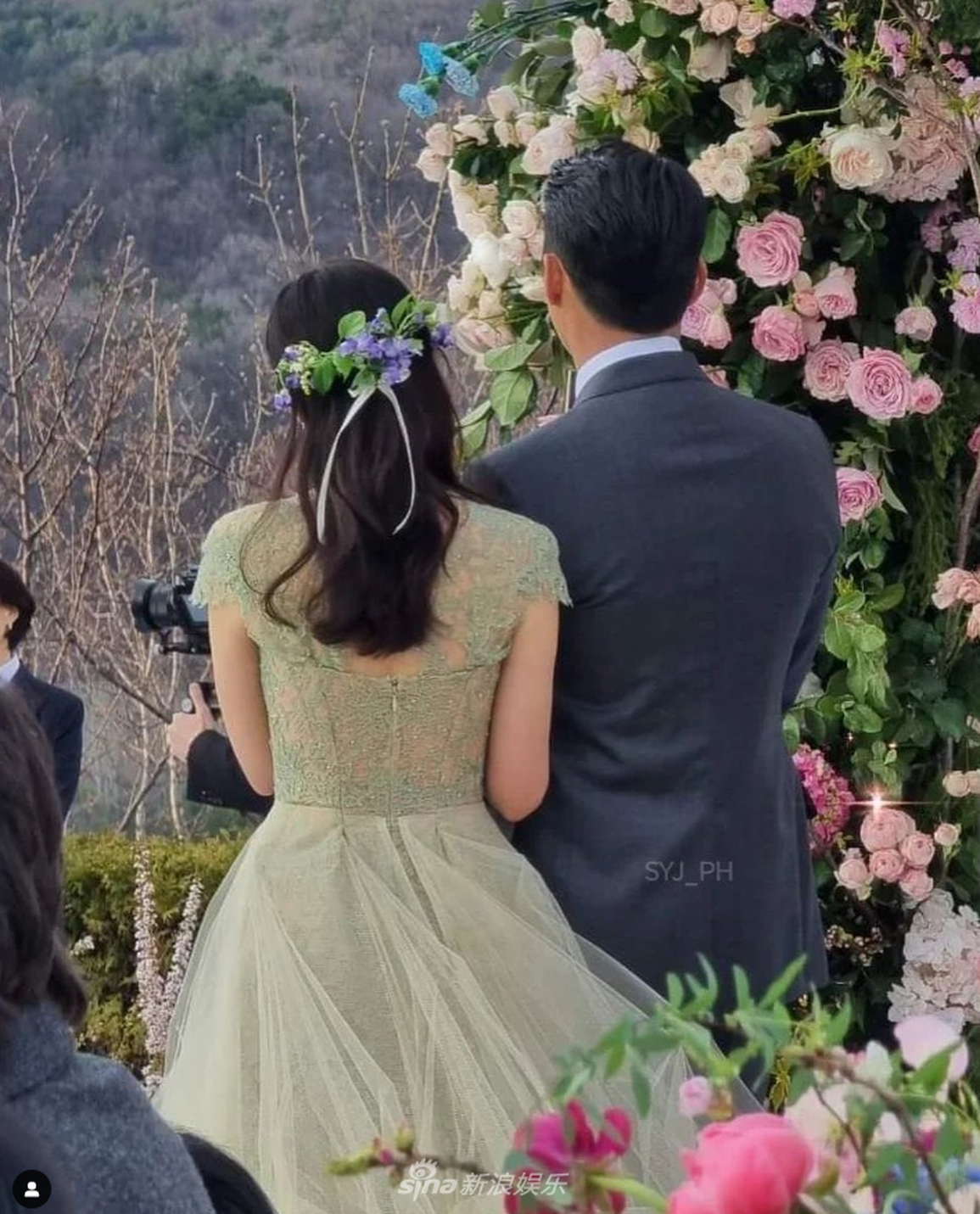 Lộ nụ hôn hiếm hoi trong hôn lễ thế kỷ của Son Ye Jin và Hyun Bin - 4 Lộ nụ hôn hiếm hoi trong hôn lễ thế kỷ của Son Ye Jin và Hyun Bin - 4