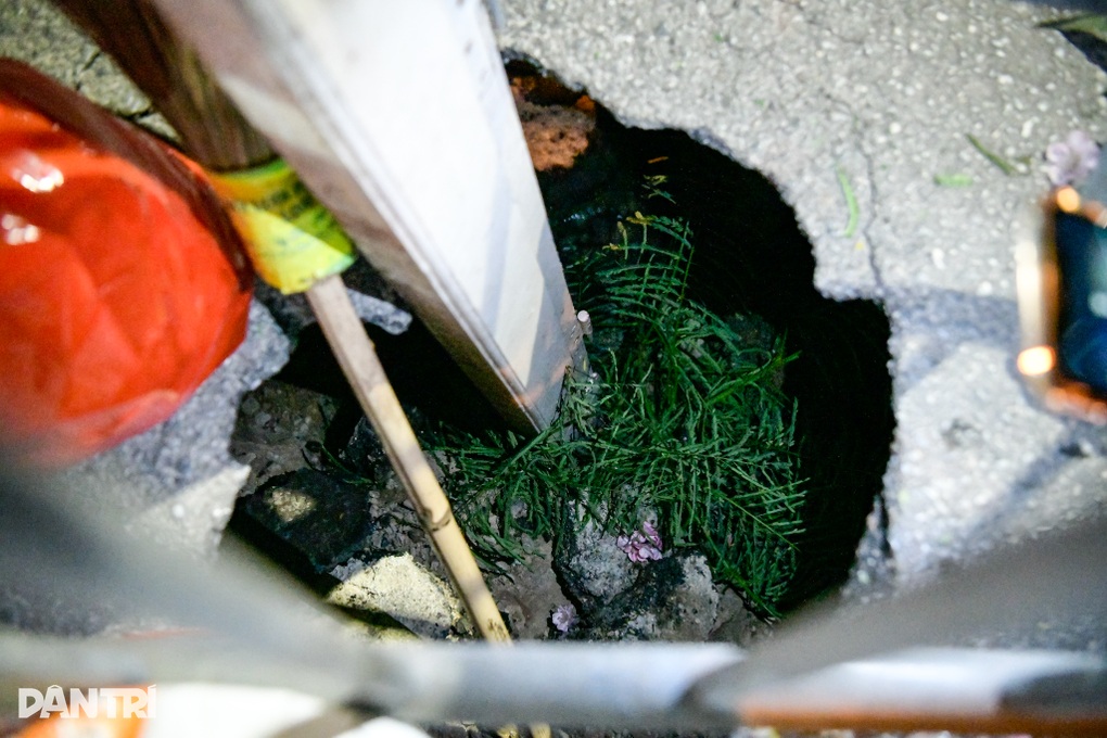 Nhân chứng kể khoảnh khắc cô gái suýt mất mạng bên hố sụt lún ở Hà Nội - 1