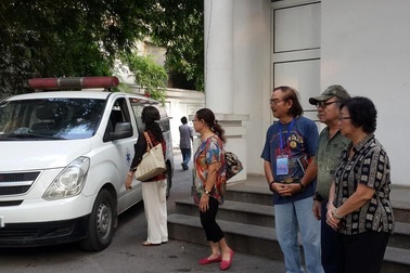 Xúc động hình ảnh NSND Thế Anh đứng đợi “thầy giáo” trước nhà tang lễ