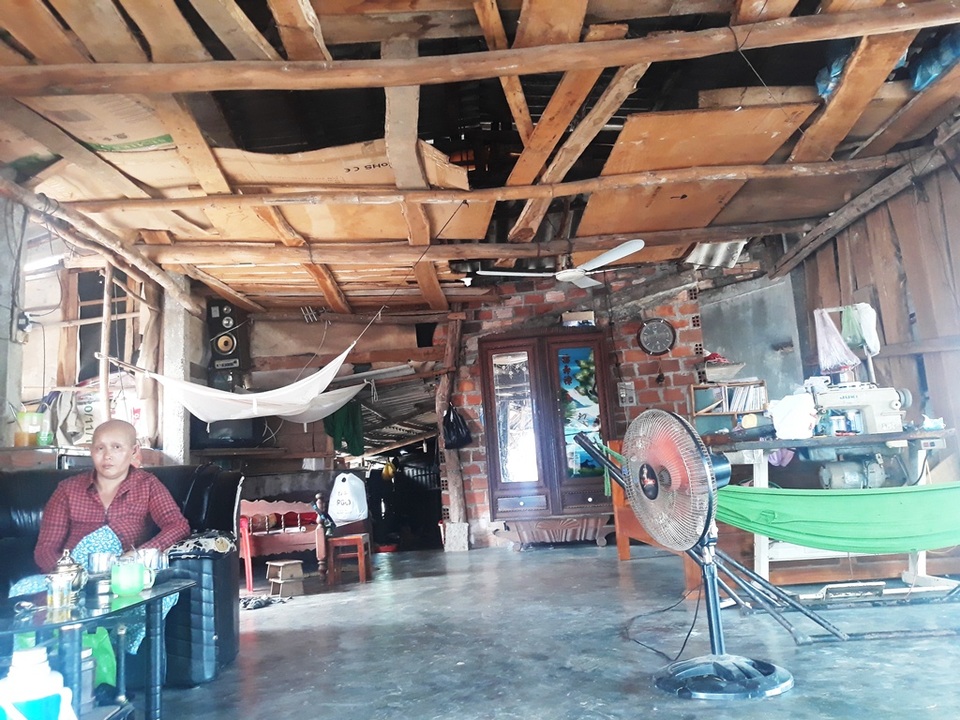 Hoàn cảnh nhói lòng của người phụ nữ nghèo trong căn nhà tạm - 1 Hoàn cảnh nhói lòng của người phụ nữ nghèo trong căn nhà tạm - 1