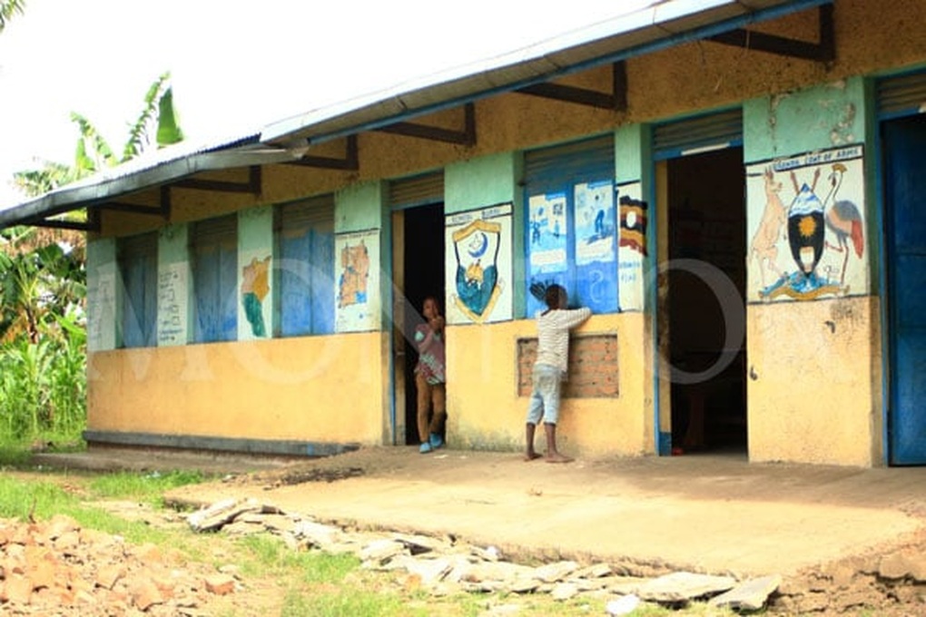 Ngôi trường ở Uganda có 5 học sinh và 12 giáo viên - 1 Ngôi trường ở Uganda có 5 học sinh và 12 giáo viên - 1