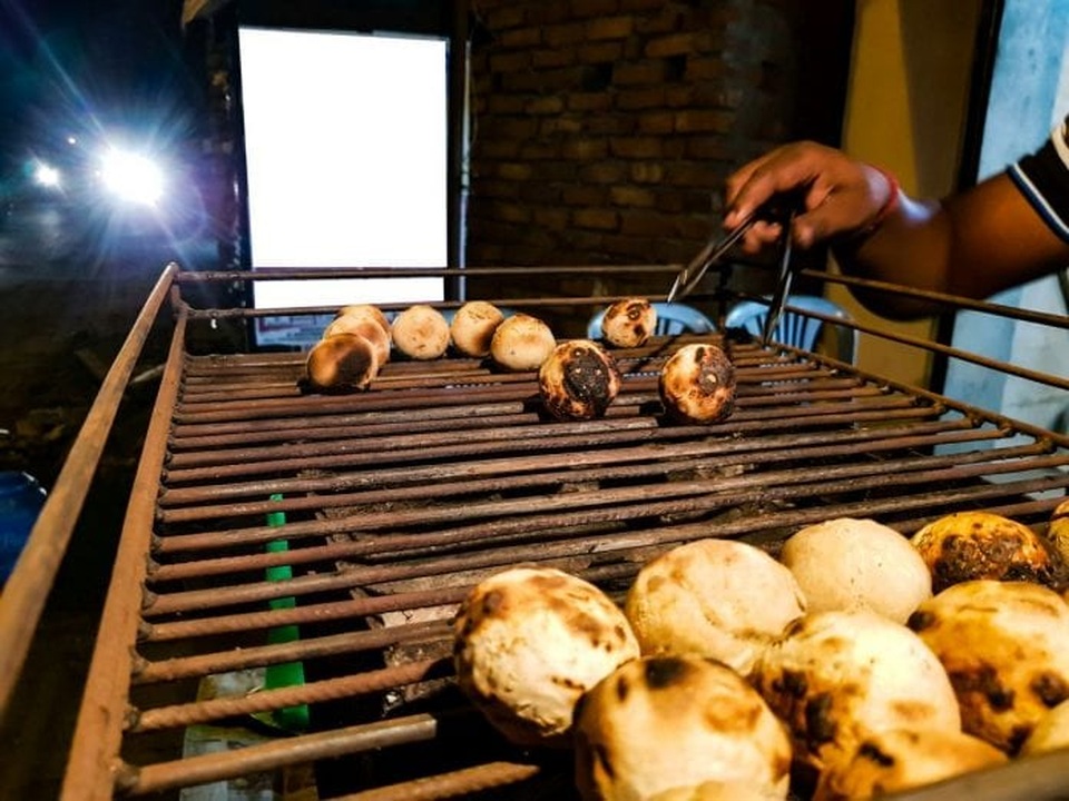 Gánh hàng rong lo bánh mất ngon vì không được nướng bằng phân bò - 2