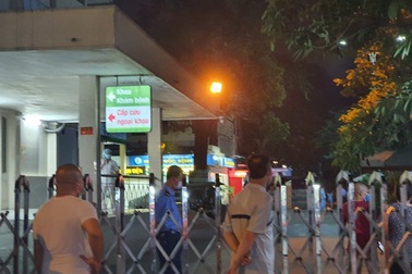 Người đàn ông rơi từ tầng 5 Bệnh viện Việt Đức xuống đất