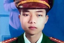 Đoàn công tác “cắt” rừng, cõng thi thể Đại úy công an hy sinh trở về