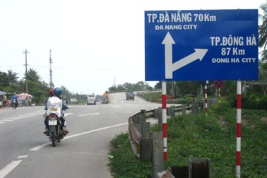 Biển chỉ đường càng đi…càng xa