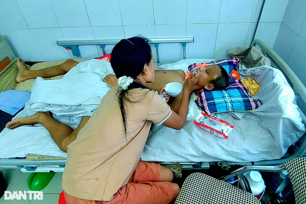 Tranh thủ đi làm thêm dịp hè phụ cha mẹ, nam sinh lớp 11 gặp nạn nguy kịch - 5 Tranh thủ đi làm thêm dịp hè phụ cha mẹ, nam sinh lớp 11 gặp nạn nguy kịch - 5