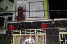 Nữ nhân viên quán cà phê tử vong trong tư thế treo cổ