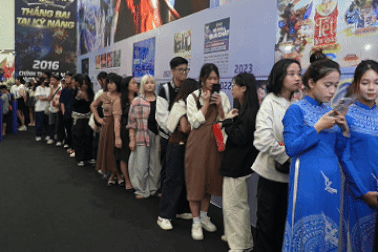 Hàng trăm bạn trẻ xếp hàng đợi chụp ảnh miễn phí ở Hội chợ mùa thu