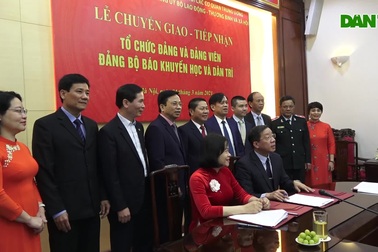 Lễ chuyển giao - tiếp nhận Đảng bộ Báo Khuyến học và Dân trí