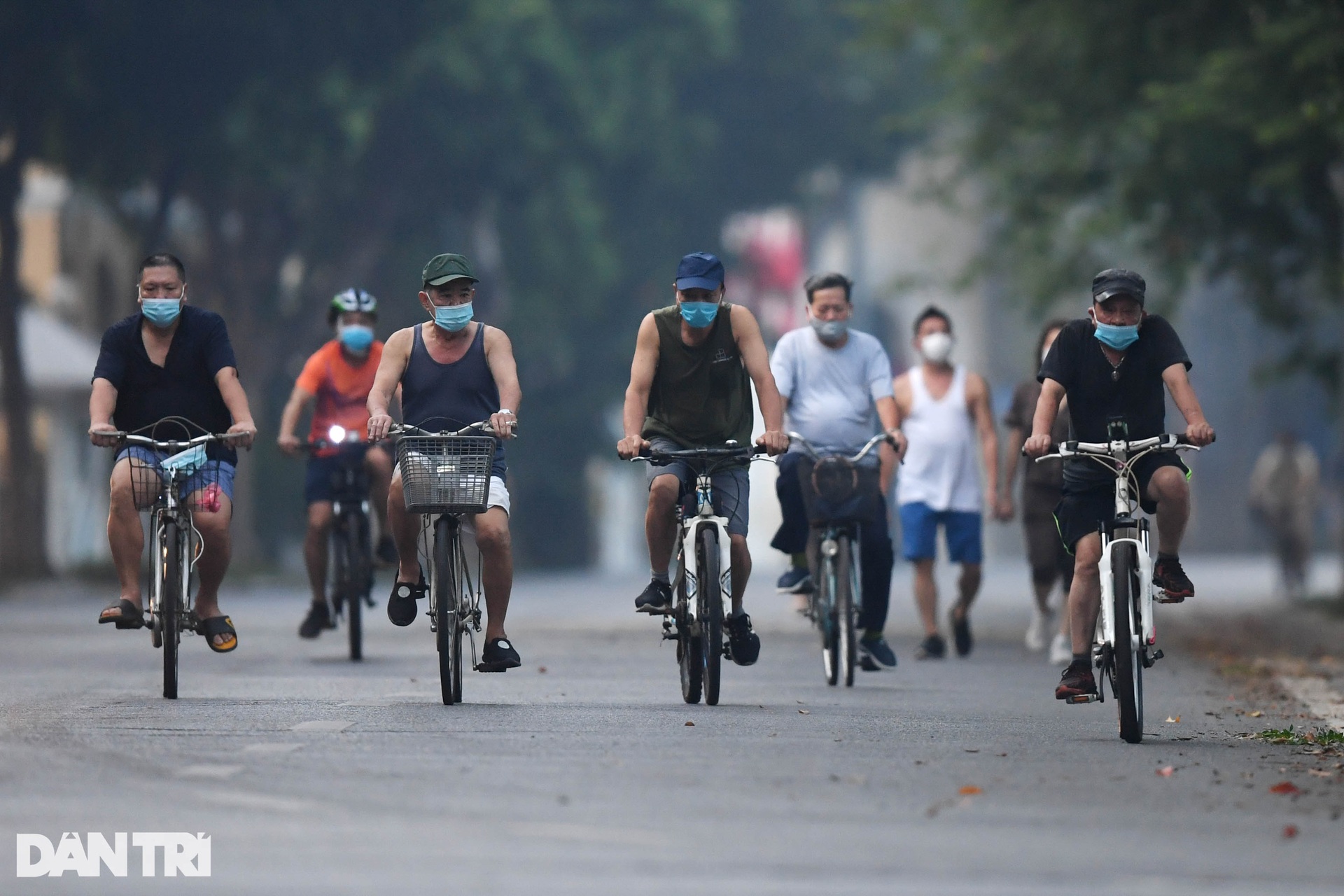 Phớt lờ quy định phòng dịch, người dân đổ ra hồ Gươm tập thể dục sáng - 6 Phớt lờ quy định phòng dịch, người dân đổ ra hồ Gươm tập thể dục sáng - 6