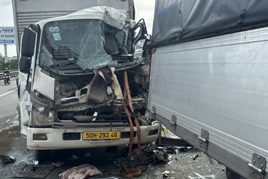 Húc đuôi xe tải trên cầu Cần Thơ, nam tài xế tử vong tại chỗ