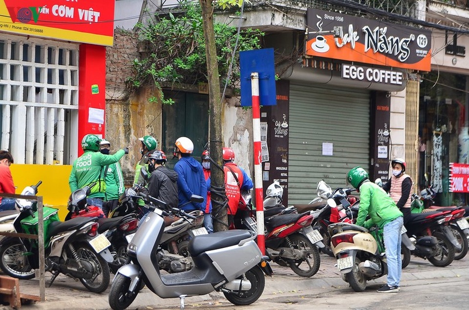 Giờ ăn trưa, shipper chen chúc lấy hàng, giao hàng mùa dịch Covid-19 - 1 Giờ ăn trưa, shipper chen chúc lấy hàng, giao hàng mùa dịch Covid-19 - 1