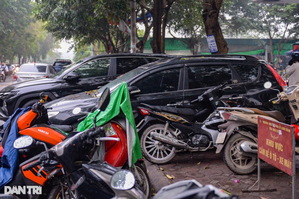 Hà Nội: Chợ cóc, xe ô tô lấn chiếm vỉa hè ở khu đô thị HH Linh Đàm - 5 Hà Nội: Chợ cóc, xe ô tô lấn chiếm vỉa hè ở khu đô thị HH Linh Đàm - 5