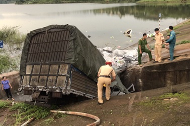 Xe tải chở vôi lao xuống hồ, 3 người nguy kịch