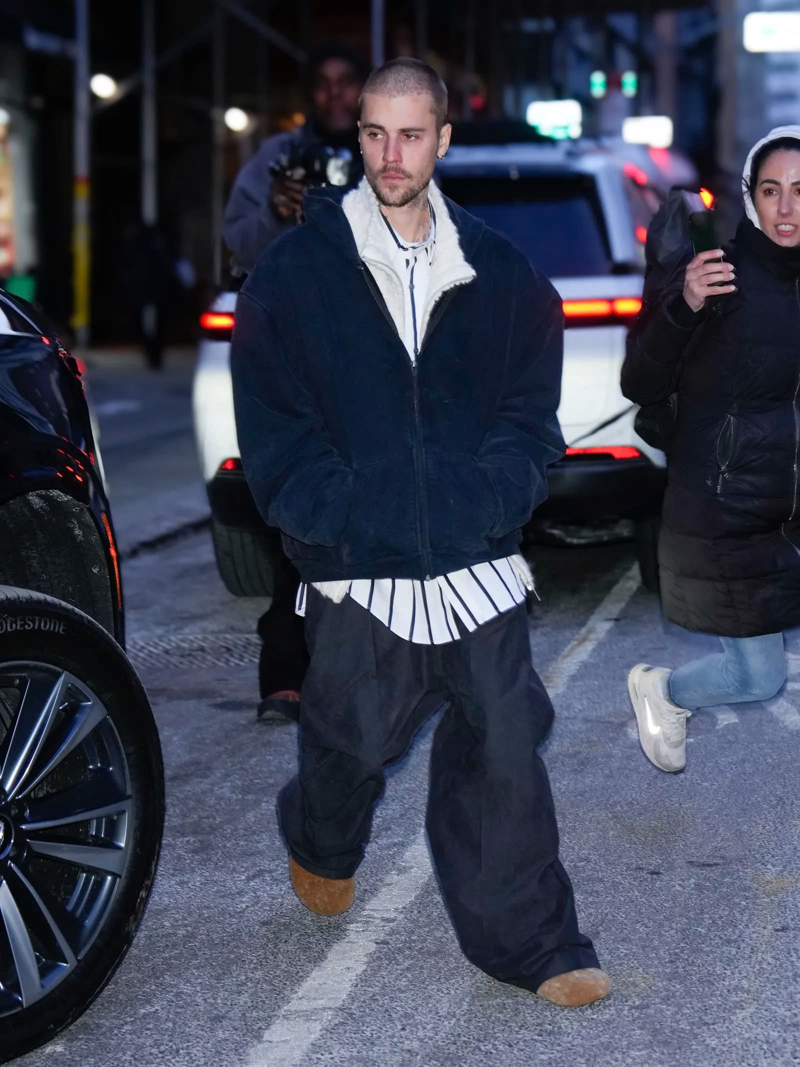 Dù đã làm bố, Justin Bieber vẫn mặc quần tụt, áo choàng tắm ra đường - 8 Dù đã làm bố, Justin Bieber vẫn mặc quần tụt, áo choàng tắm ra đường - 8