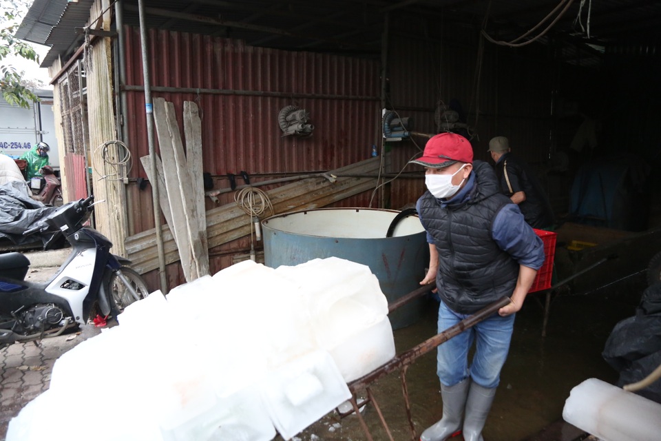 Hà Nội: Đông giá hơn 10 độ C, thợ nước đá vẫn miệt mài làm việc - 7