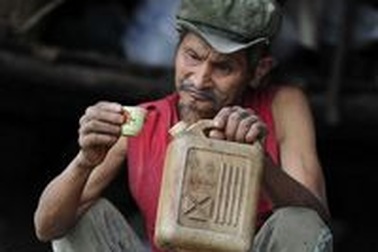 Kỳ quái người đàn ông uống xăng suốt 42 năm để tự chữa bệnh