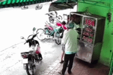 Camera ghi cảnh kẻ gian móc túi chủ nhà ở TPHCM