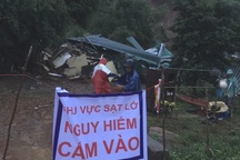 Sạt lở núi khiến 3 căn nhà đổ sập, nhiều nhà bị vùi lấp một phần