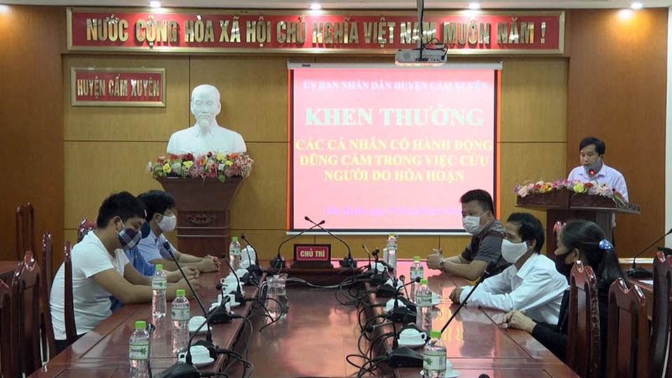 Vụ cháy 2 ông cháu tử vong: Khen thưởng người hùng cứu 9 người - 2 Vụ cháy 2 ông cháu tử vong: Khen thưởng người hùng cứu 9 người - 2