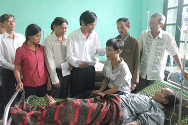 Chung tay xây nhà cho cha con “người rừng”