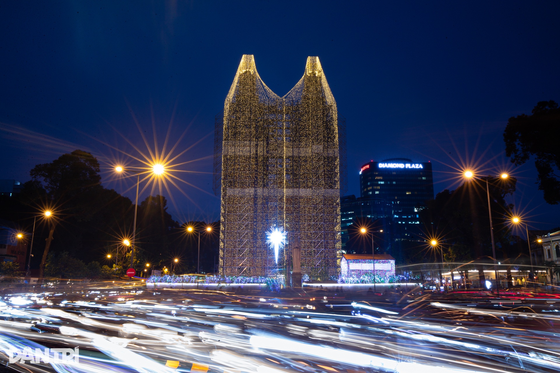 Nhiều nhà thờ ở TPHCM rực rỡ ánh đèn đón Giáng sinh - 2 Nhiều nhà thờ ở TPHCM rực rỡ ánh đèn đón Giáng sinh - 2