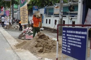Vỉa hè bị lật tung, Sở “chủ quản” không biết
