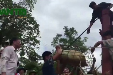 Lào Cai: Hàng cứu trợ “đu dây” vượt sông đến với bà con vùng lũ.