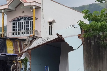 Hiện trường vụ lật xe khách chở hơn 30 người