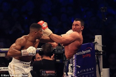“Tiến sĩ búa thép” Klitschko bị hạ knock-out đầy đau đớn